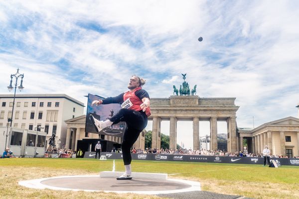 Jan Josef Jeuschede (TSV Bayer 04 Leverkusen) beim Kugelstossen waehrend der deutschen Leichtathletik-Meisterschaften auf dem Pariser Platz am 24.06.2022 in Berlin